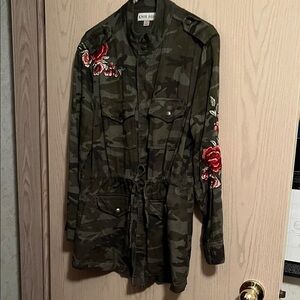 Knox Rose Women's Green Camouflage Jacket with Red Floral Details